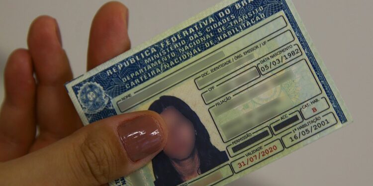 Detran comunica falha e suspensão do serviço de renovação da CNH no Amazonas