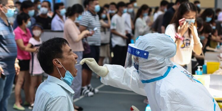 China tem maior número de novos casos de Covid-19 desde janeiro deste ano