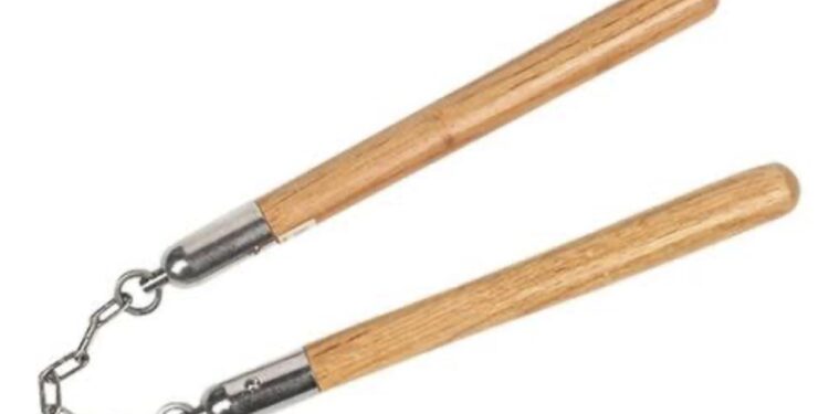 Em Manaus, filho endiabrado espanca os pais com golpes de nunchaku e acaba preso