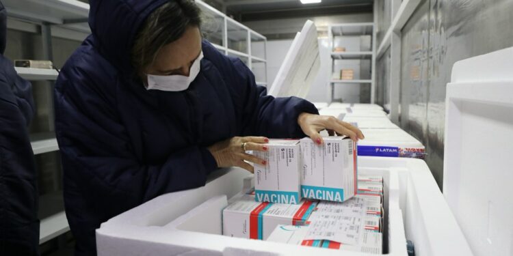 Atenção galera mais nova! David Almeida reduz faixa etária da vacinação; a partir 23 anos