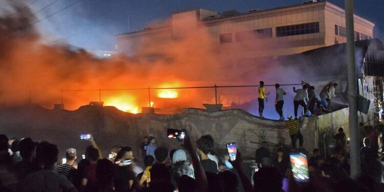 Incêndio em hospital que tratava pacientes com Covid-19 deixa 92 mortos, no Iraque
