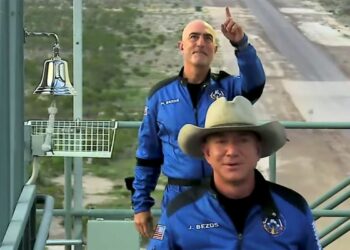 Bilionário, dono da Amazon faz 1ª viagem ao espaço sem piloto