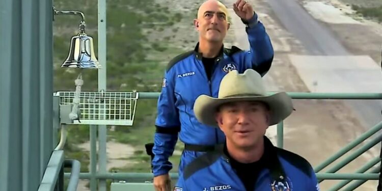 Bilionário, dono da Amazon faz 1ª viagem ao espaço sem piloto