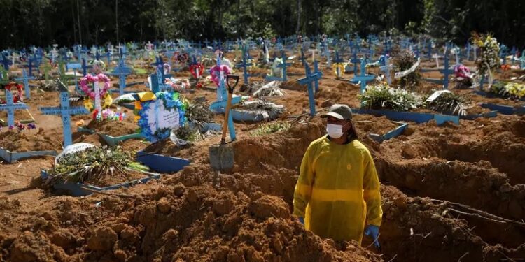 Brasil registra pelo 14º dia consecutivo redução de mortes por Covid-19