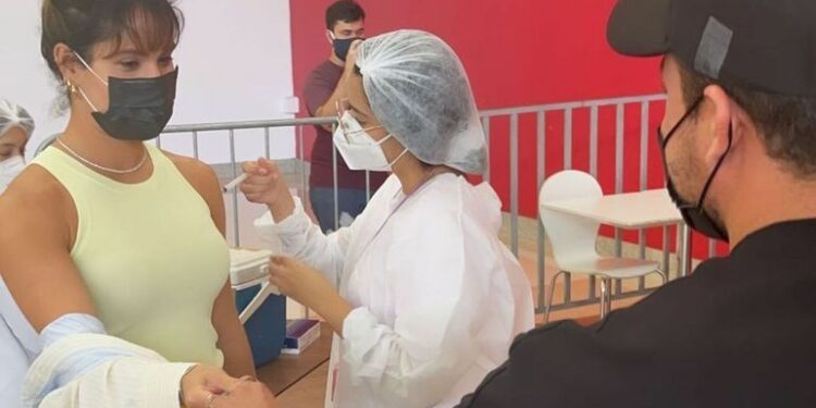 Esposa de Wesley Safadão será investigada por ‘furar fila’ de vacinação contra Covid-19