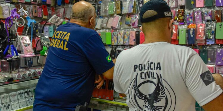 Produtos falsificados são apreendidos no Centro em ação da PC e Receita Federal