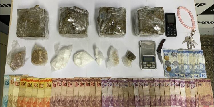 Cerca de 1,5 quilos de drogas são apreendidas no São José, pela PC