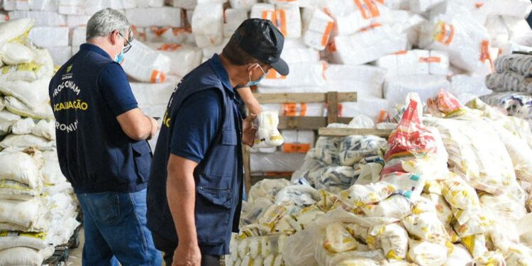 Procon apreende duas toneladas de sal com embalagens violadas em distribuidora na Max Teixeira