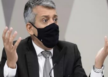 CPI da pandemia: Omar Aziz dá voz de prisão a Roberto Dias