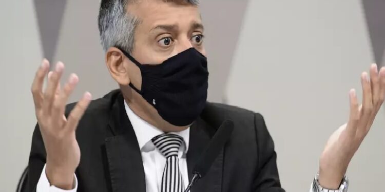 CPI da pandemia: Omar Aziz dá voz de prisão a Roberto Dias