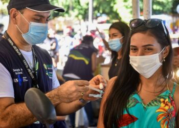 Amazonas recebe mais de 63 mil doses de vacina contra Covid-19 nesta sexta