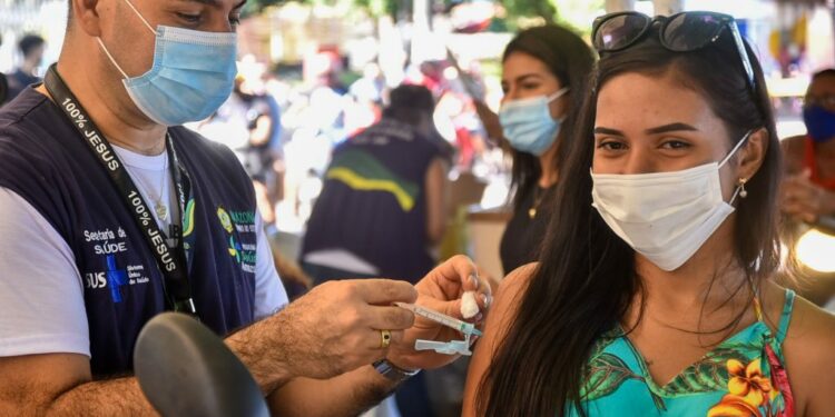 Amazonas recebe mais de 63 mil doses de vacina contra Covid-19 nesta sexta