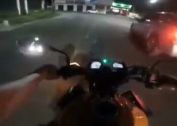 Motoqueiro em alta velocidade tenta passar por blitz mas acaba detido em Manaus; assista o vídeo