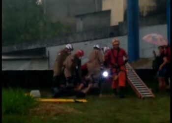 Menino de 11 anos cai em buraco de 15 metros enquanto brincava de papagaio em Manaus