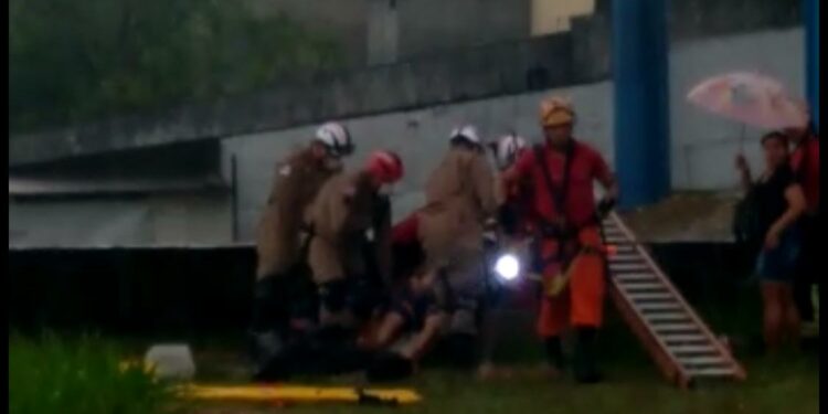 Menino de 11 anos cai em buraco de 15 metros enquanto brincava de papagaio em Manaus