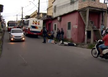 Grave acidente entre moto e micro-ônibus deixa um morto e uma ferida na zona leste de Manaus