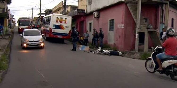 Grave acidente entre moto e micro-ônibus deixa um morto e uma ferida na zona leste de Manaus