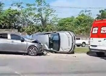 Colisão entre veículos causa capotamento e deixa três feridos, em Manaus