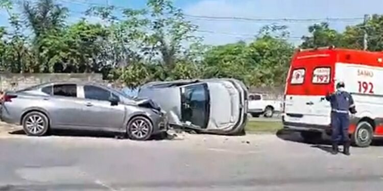 Colisão entre veículos causa capotamento e deixa três feridos, em Manaus