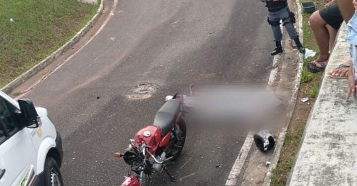 Motoqueiro perde a direção, bate em muro e acaba morrendo, no São Raimundo