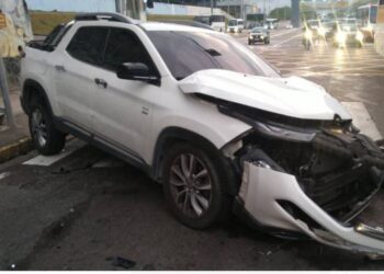 Acidente entre caçamba e veículo pequeno deixa um ferido em Manaus