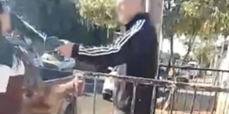 Ex-patrão joga ácido em faxineira após demiti-la