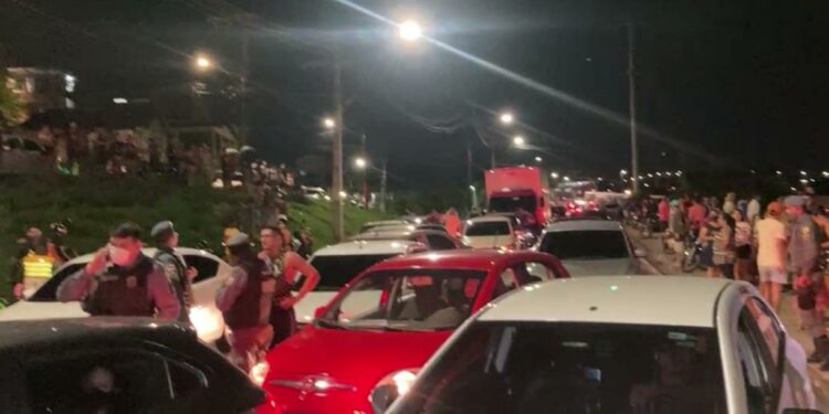URGENTE: Adolescentes desaparecem em igarapé na avenida Brasil; mães clamam por ajuda dos Bombeiros