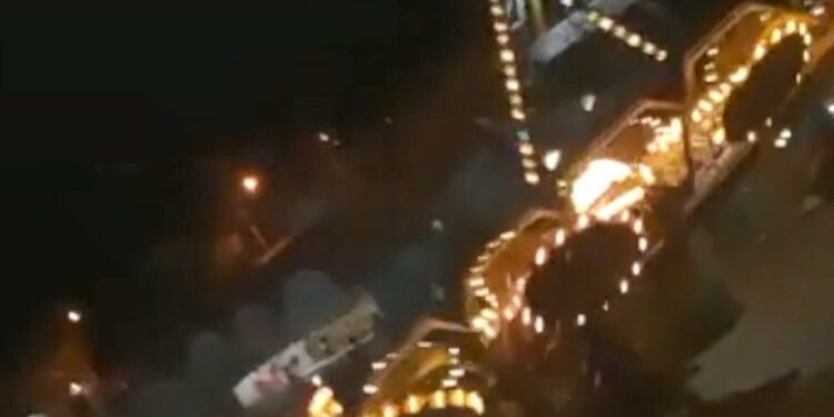 Adolescentes são arremessadas de brinquedo em parque de diversões