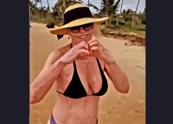 De biquíni e de bem com a vida, Ana Maria aproveita dias de folga em praia