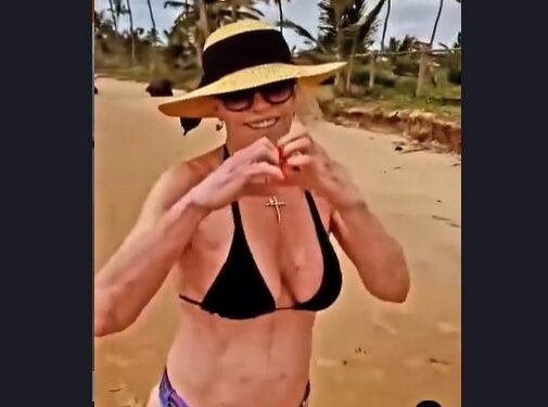 De biquíni e de bem com a vida, Ana Maria aproveita dias de folga em praia