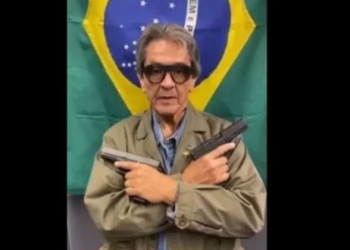 Roberto Jefferson posta vídeo segurando armas e chama embaixador chinês de “macaco”