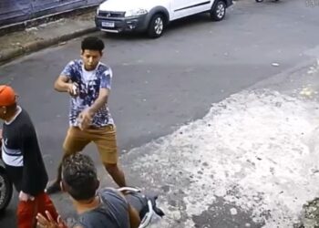 Criminosos roubam moto  e ameaçam testemunhas em plena luz do dia em Manaus