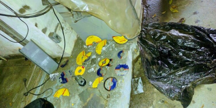 Funcionários ficam na mira de bandidos em assalto a posto de combustíveis, em Manaus