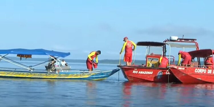 Corpo de um dos desaparecidos em rio após acidente fluvial é encontrado por bombeiros