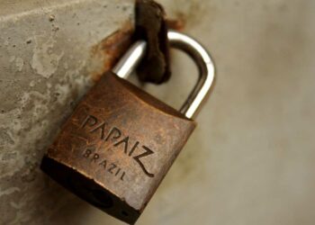 Homem tem órgão genital desfigurado após prendê-lo a cadeado por duas semanas