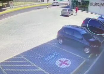 Vídeo: Trio é flagrado furtando carro usando ‘Chapolin’ em plena luz do dia