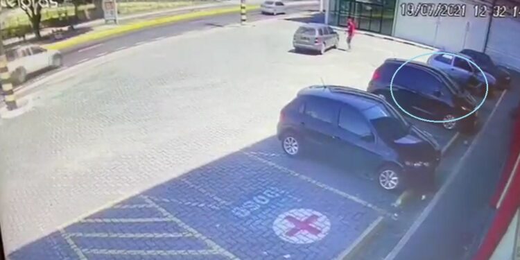 Vídeo: Trio é flagrado furtando carro usando ‘Chapolin’ em plena luz do dia