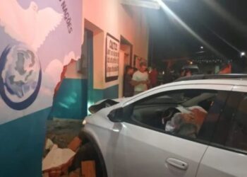 Carro desgovernado invade igreja e deixa quatro gravemente feridos