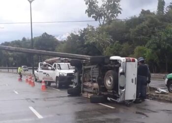 Poste cai sobre veículo na Ponta Negra durante chuva neste domingo