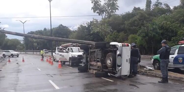 Poste cai sobre veículo na Ponta Negra durante chuva neste domingo