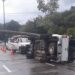 Poste cai sobre veículo na Ponta Negra durante chuva neste domingo
