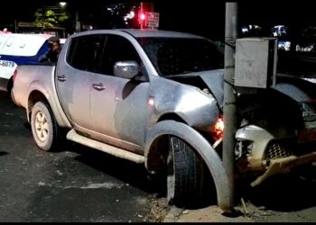 Bandidos fazem casal refém, roubam carro e causam acidente durante fuga, em Manaus