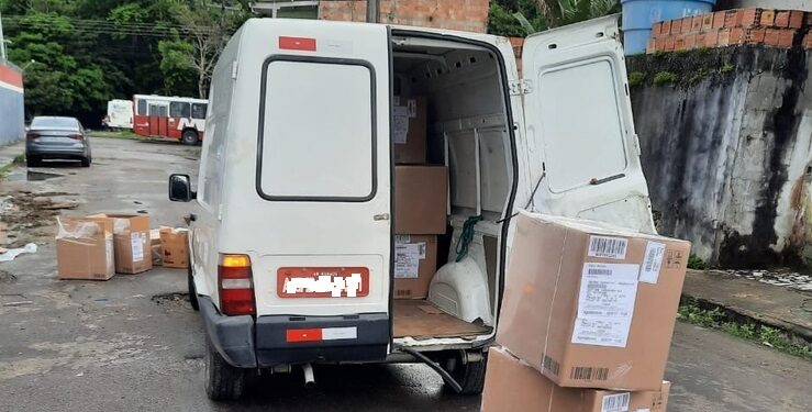 Dupla faz motorista de refém e rouba aparelhos celulares em Manaus