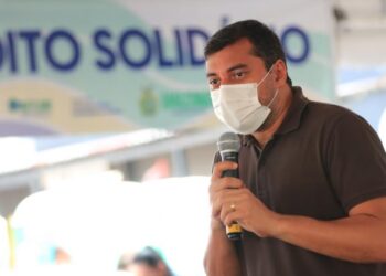 Wilson Lima entrega cartões do Auxílio Estadual para artistas de Manacapuru