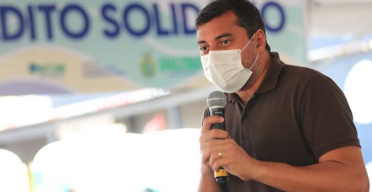 Wilson Lima entrega cartões do Auxílio Estadual para artistas de Manacapuru