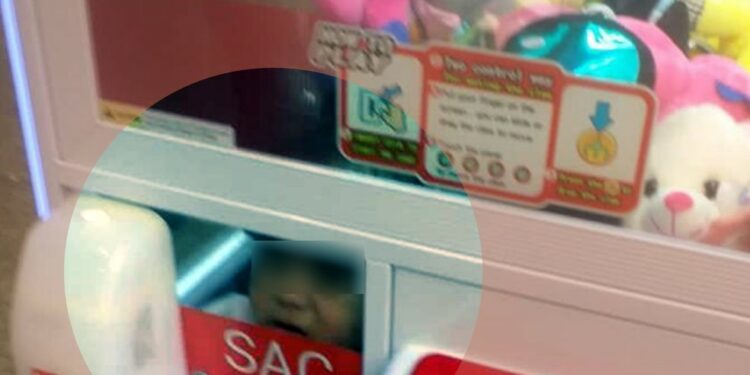 Criança de 2 anos fica presa dentro de máquina de brinquedo de pelúcia em shopping