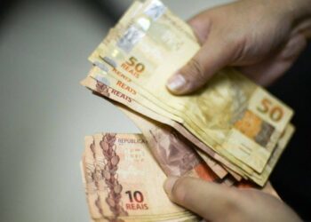 Mais de mil profissionais recebem cartão Auxílio Estadual no valor de R$600