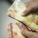 Mais de mil profissionais recebem cartão Auxílio Estadual no valor de R$600