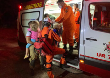 Menino de 2 anos que sobreviveu a afogamento é salvo de ser queimado vivo em incêndio