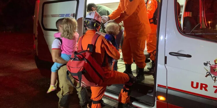 Menino de 2 anos que sobreviveu a afogamento é salvo de ser queimado vivo em incêndio